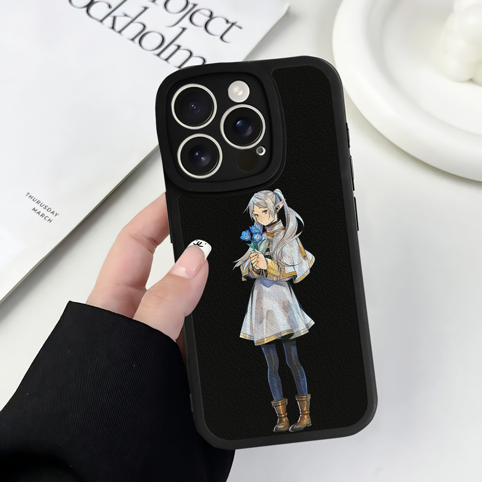 （画像用） 葬送のフリーレン Frieren 【iPhone 16シリーズ対応】シリコンスマホケース（レザー調） 材質：シリコン